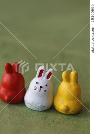 日本紙上的紅、白、黃兔子雕像,兔年 日本紙上的紅、白、黃兔子雕像,兔年 19360699