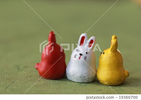 日本紙上的紅、白、黃兔子雕像，兔年 19360700