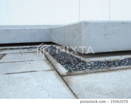 Building of base isolation structure floats completely from ground 19362078