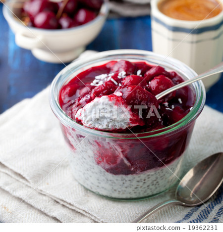 圖庫照片: chia seed pudding, dessert with cherries