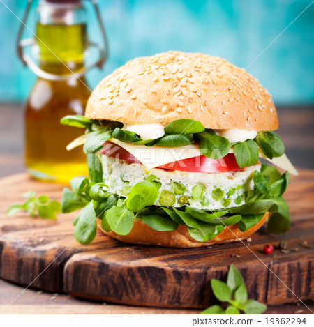 Vegetarian burger with egg and pea patty 19362294