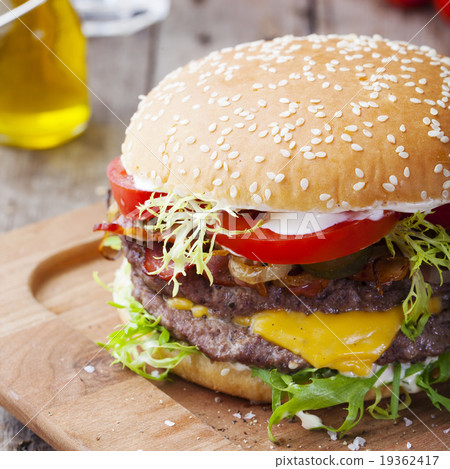 圖庫照片: burger, hamburger with frech fries, vegetables