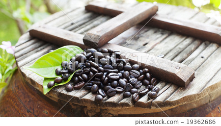 Black coffee with roasted beans Vietnamese style 19362686