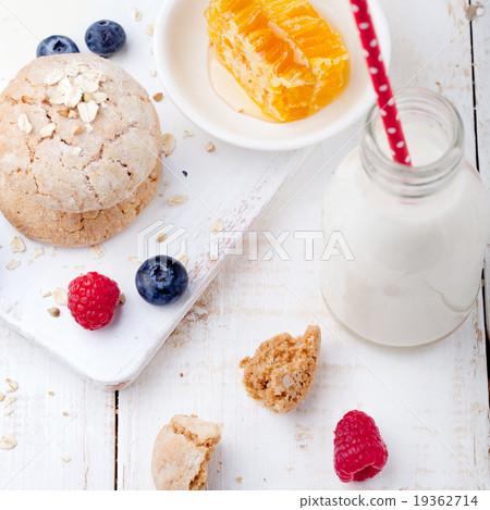 Gingerbread cookies with fresh berries Gingerbread cookies with fresh berries 19362714