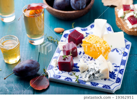 Crostini, bruschetta with plum and goat cheese Crostini, bruschetta with plum and goat cheese 19362951