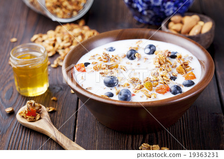 Healthy breakfast. Fresh granola, muesli, berries 19363231