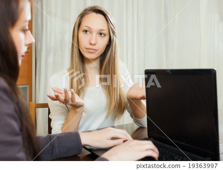 woman talking with employee 19363997