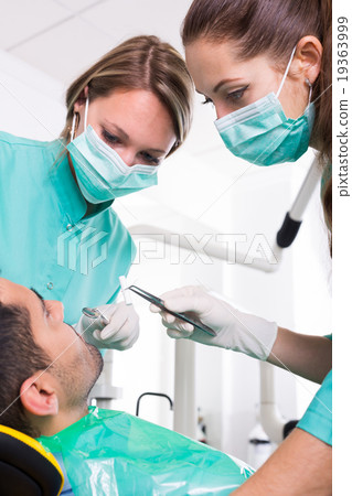 Patient and dental clinic crew Patient and dental clinic crew 19363999
