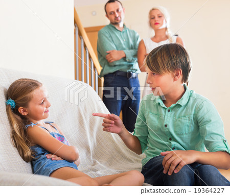 Quarrel between kids 19364227