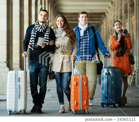friends walking through city street 19365111