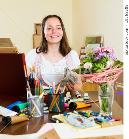 Artist creating a new picture 19365288