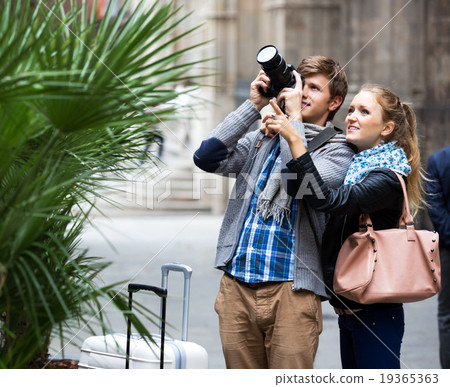 Couple of tourists 19365363