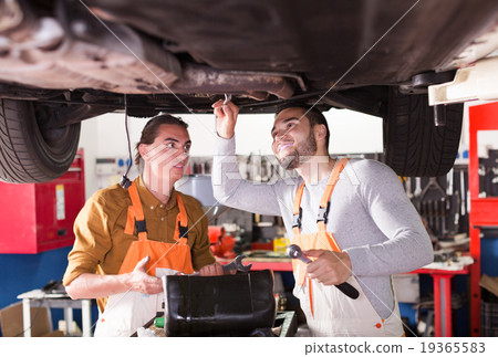 Mechanics repairing car of client 19365583