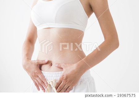 穿著運動服的年輕女子 19367575