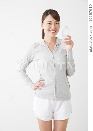 運動服的一個少婦喝礦泉水的 運動服的一個少婦喝礦泉水的 19367610