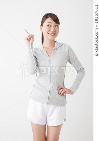 穿著運動服的年輕女子 19367611