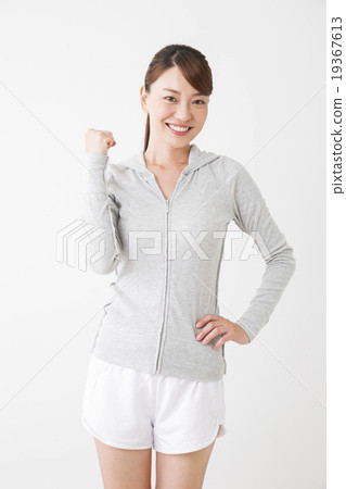 穿著運動服的年輕女子 穿著運動服的年輕女子 19367613