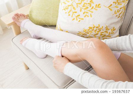 堅持壓力襪子的一個少婦 19367637