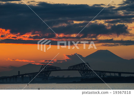 Bay Bridge and Shadow Fuji 19367818