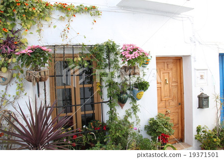 Beautiful white house Beautiful white house 19371501