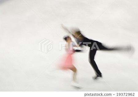 A pair of figure skating A pair of figure skating 19372962
