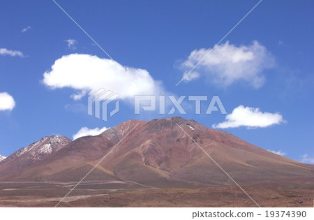 在阿塔卡馬高原安地斯山的山,北美智利 在阿塔卡馬高原安地斯山的山,北美智利 19374390