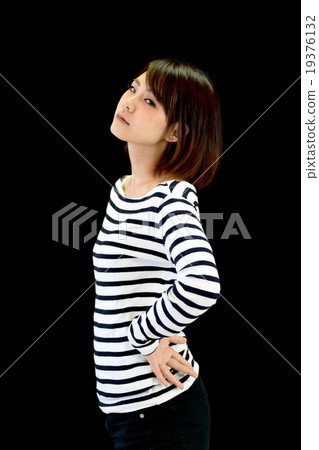 A woman sending a line of sight with his hand on his back 19376132