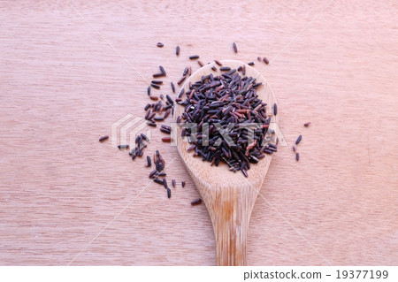 Organic rive berry lay in wooden spoon Organic rive berry lay in wooden spoon 19377199