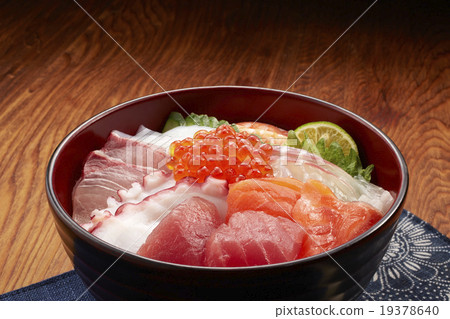 Bowl of rice topped with sashimi  19378640