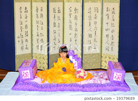 巧克力形象的一個女孩 19379689