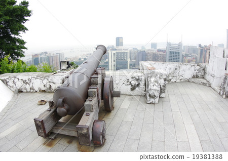 Gear fortress cannon, overlooking city area (right sideways) (rightward portrait): China Special Administrative Region World Heritage · Macau Historic District 19381388