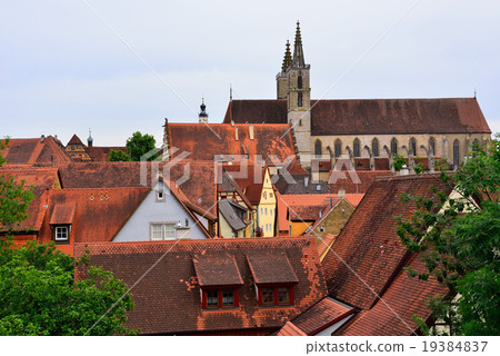 棕色屋頂俯瞰羅騰堡的牆 19384837