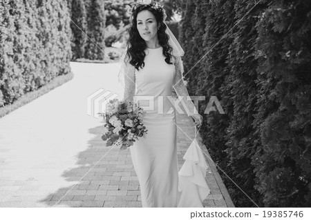 bride with the crown 19385746