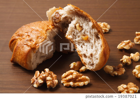 Walnut bread 19387021