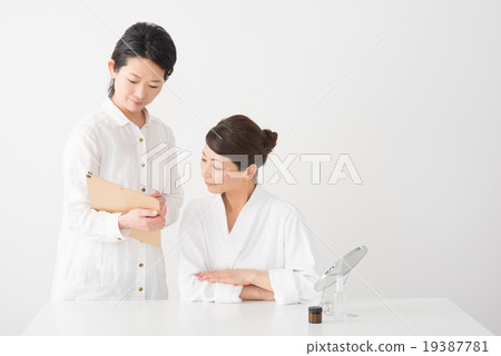 Middle Beauty Counseling Image 19387781