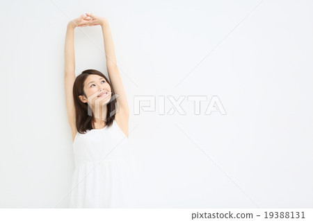 傾斜對白色牆壁的婦女 19388131