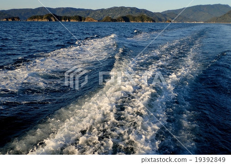 The wake of the contact ship The wake of the contact ship 19392849