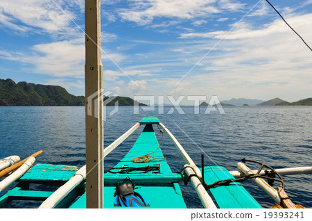 Tip of a wooden filipino Boat Facing the blue Tip of a wooden filipino Boat Facing the blue 19393241