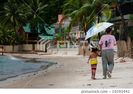 Mom and Daughter Walking on the white sand beach Mom and Daughter Walking on the white sand beach 19393442