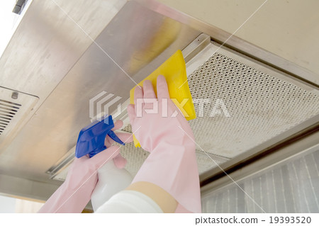 圖像清潔抽油煙機,同時噴灑洗滌劑 圖像清潔抽油煙機,同時噴灑洗滌劑 19393520