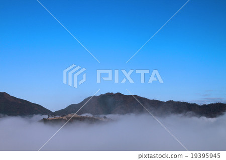 武田城堡廢墟和晴朗的天氣雲彩海 武田城堡廢墟和晴朗的天氣雲彩海 19395945