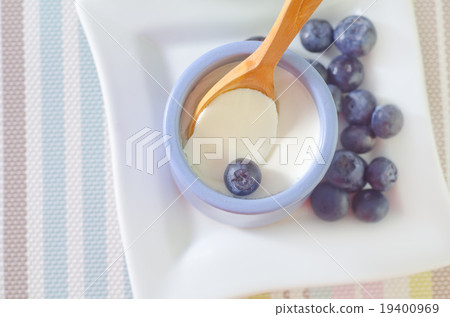 yogurt with blueberry 19400969