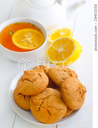 Sweet cookies with fresh tea Sweet cookies with fresh tea 19401058