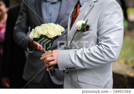 bride with a wedding bouquet and buttonhole 19401568