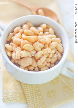 white beans in bowl 19404211