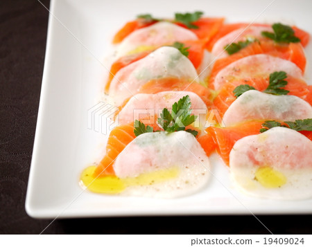 Salmon and turnip carpaccio black background (horizontal position) Salmon and turnip carpaccio black background (horizontal position) 19409024