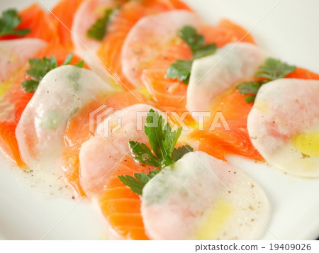 Salmon and turnip 's carpaccio (sideways up) Salmon and turnip 's carpaccio (sideways up) 19409026
