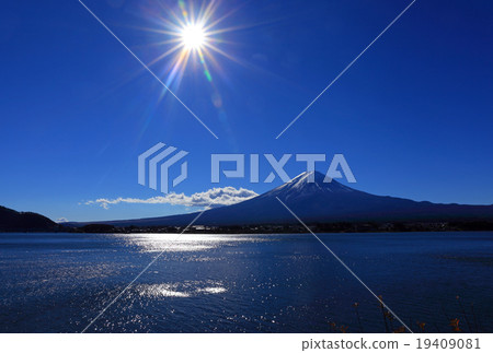 河口湖和富士山 19409081