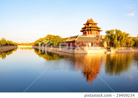 Corner tower of Imperial Palace in the sunset Corner tower of Imperial Palace in the sunset 19409234