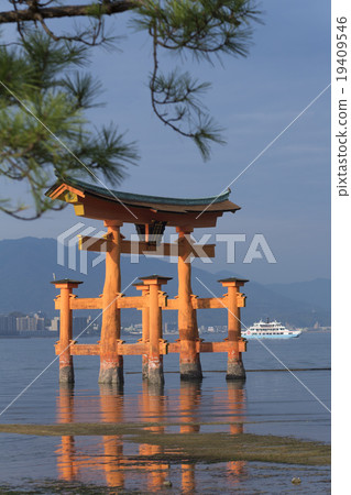 鳥居門和嚴島神社的船 19409546